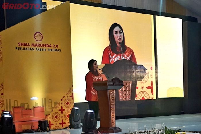 Dian Andyasuri, President Director and Country Chair, Shell Indonesia sedang memberikan sambutan