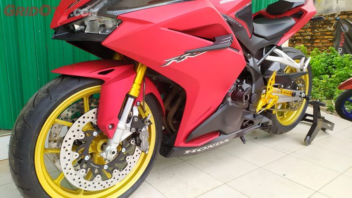 Modifikasi double cakram di Honda CBR 250 RR garapan 902 Garage. 