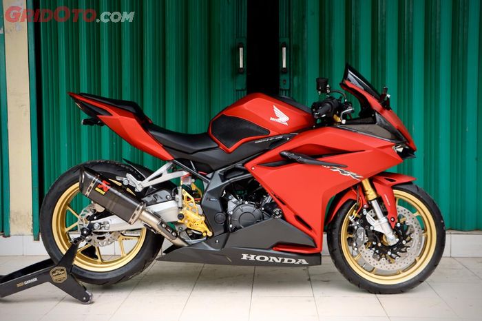 Honda CBR 250 RR dengan ubahan kaki tapak lebar dan double cakram.