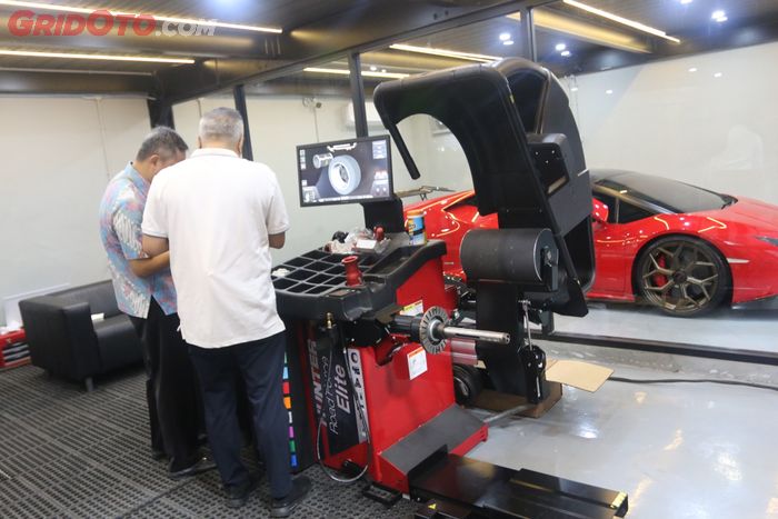 Permaisuri Ban menggunakn alat termutakhir