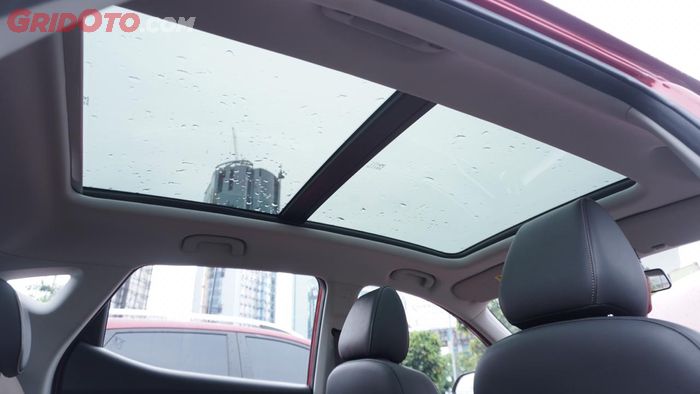 Panoramic sunroof di MG ZS bisa dibuka beragam posisi