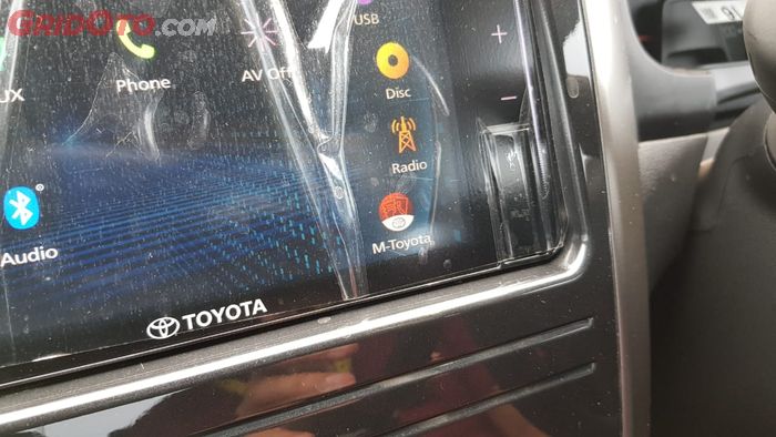 Slot USB dan AUX Head Unit Toyota Agya TRD S