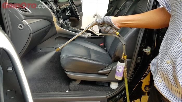 Proses Semprot Disinfektan di Kabin Mobil untuk Cegah Virus Corona