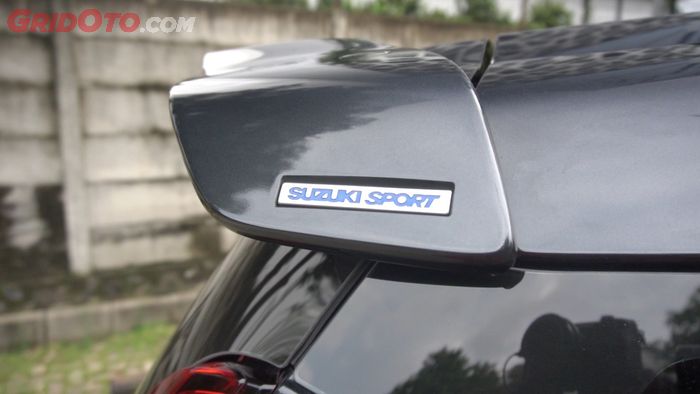 Logo Suzuki Sport juga hadir di rear spoiler