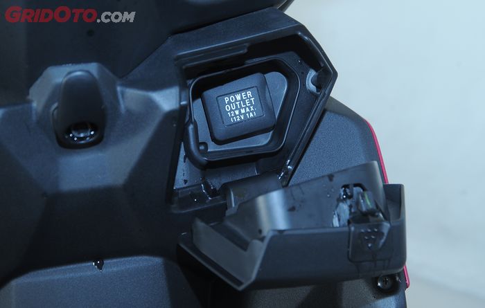 Honda All New BeAT sudah dilengkapi power outlet, sayangnya tidak semua tipe mendapatkan fitur baru ini