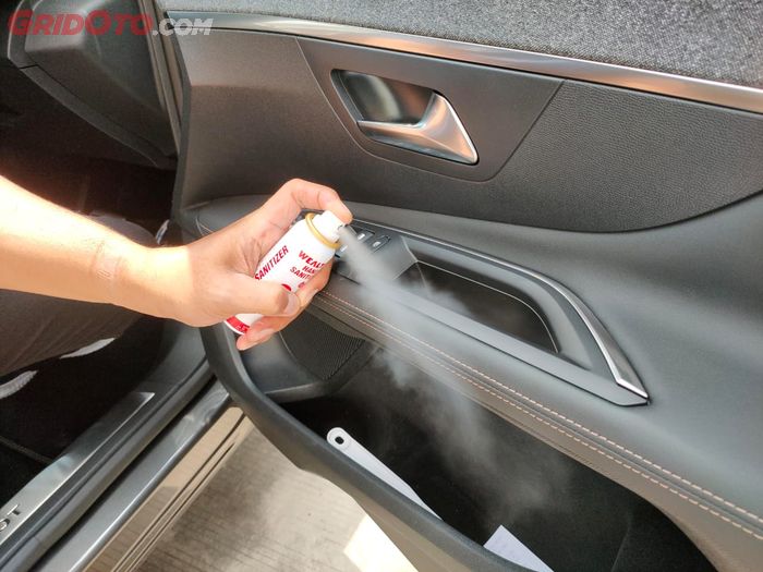 Hand sanitizer Wealthy bisa juga diaplikasikan untuk membersihkan bagian interior mobil.