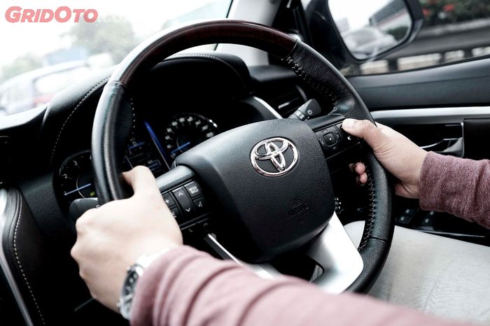 Ilustrasi. Pegang Setir Mobil Toyota Fortuner