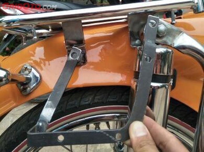 Mekanisme pemasangan bracket sidebox untuk Honda C70.