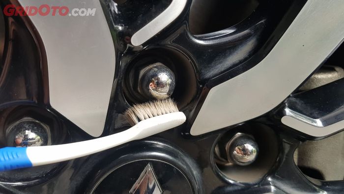 sela-sela pelek dibersihkan