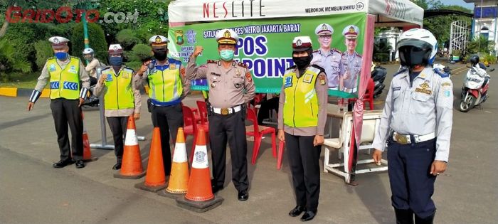Petugas gabungan Kepolisian Jakarta Barat dan Dishub Jakarta Barat melakukan pengawasan