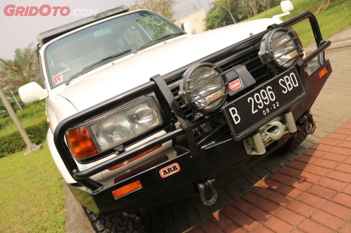 Bumper depan ARB ori, winch Warn, dan spot light bikin sangar!