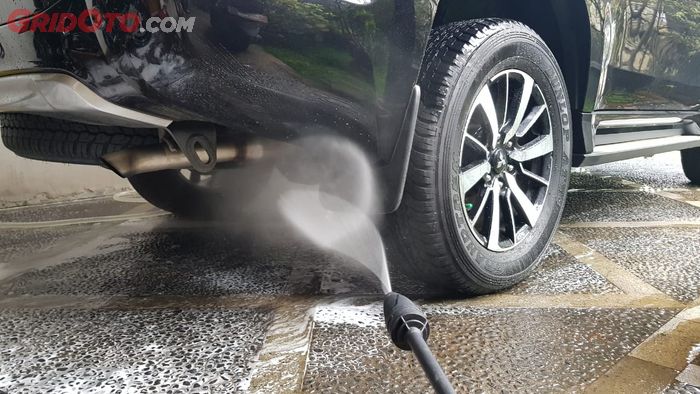 Ilustrasi. Cuci Mobil Pakai Semprotan Air Tekanan Tinggi