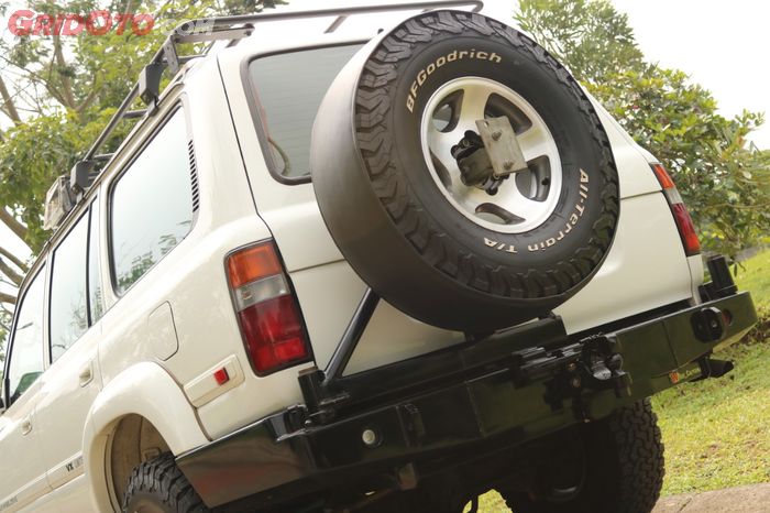 Bumper belakang dan tyre hanger, simpel dan gagah!