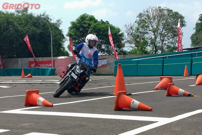 Latihan safety driving atau safety riding gak harus selalu di lapangan, di rumah aja juga bisa loh!