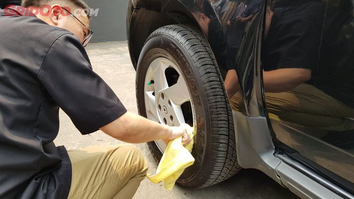 Kotoran di Bawah Mobil Lebih Kasar daripada di Atas