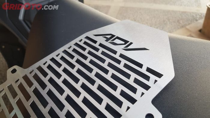 Detail kisi-kisi cover radiator dan logo 'ADV'