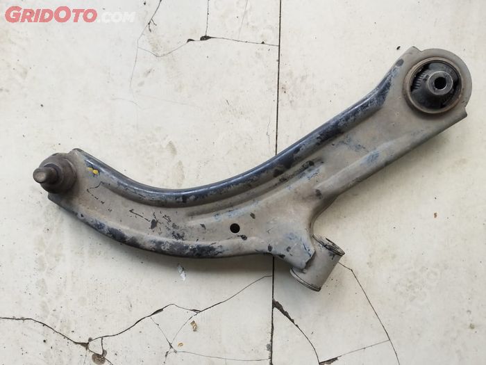 lower arm Nissan Grand Livina bisa bengkok