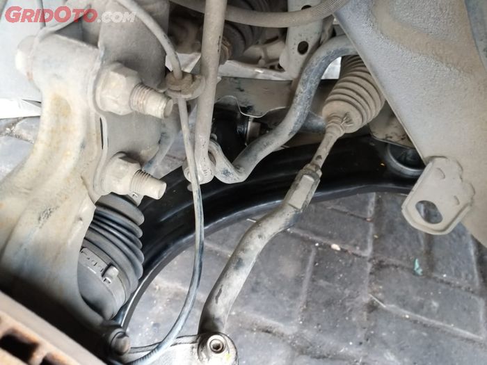 Lower arm Nissan Grand Livina diganti baru