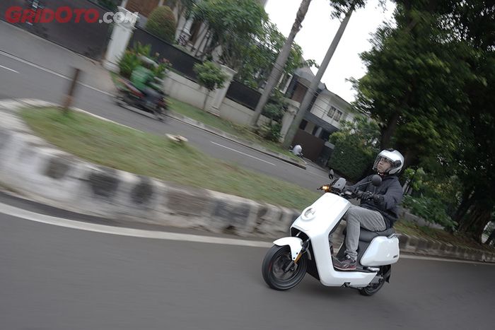 Lampu sein NIU akan mati selepas tikungan