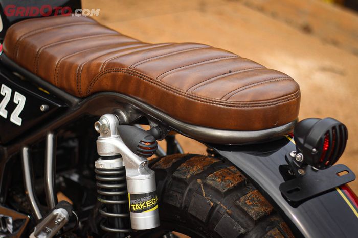 Jok pakai kulit sintetis.