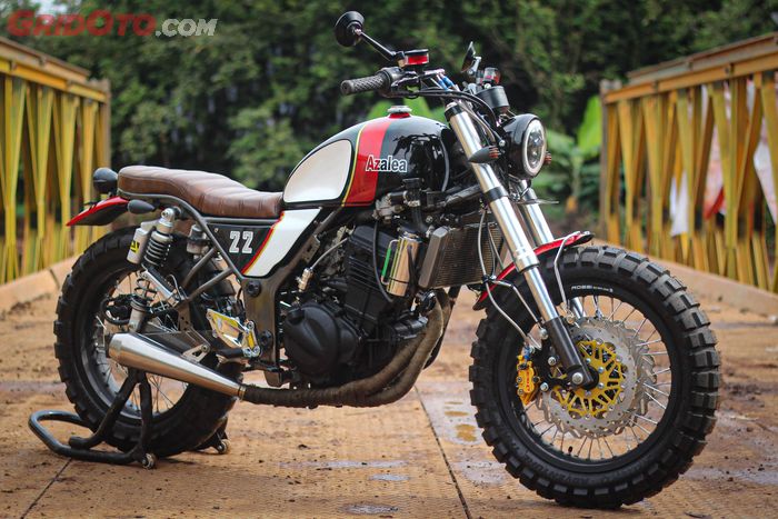 Bosan berfairing,Kawasaki Ninja 250 Old ini berubah menjadi scrambler. Garapan Brilliant Custom.