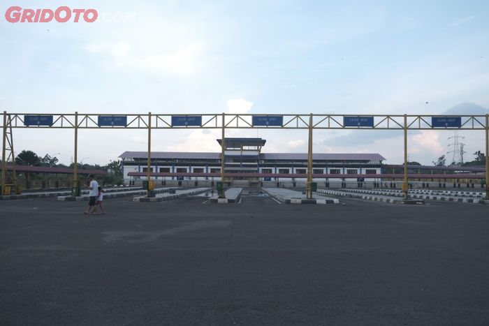 Karena larangan mudik, lahan parkir bus AKAP dan AKDP di Terminal Jatijajar, Kota Depok, Jawa Barat kosong melompong.