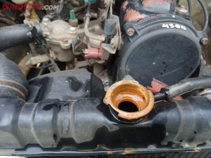Karat juga bisa terdeteksi dari mulut radiator.