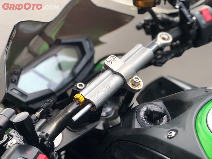 Pemasangan steering damper Ohlins membutuhkan bracket yang berbeda di setiap varian motor.