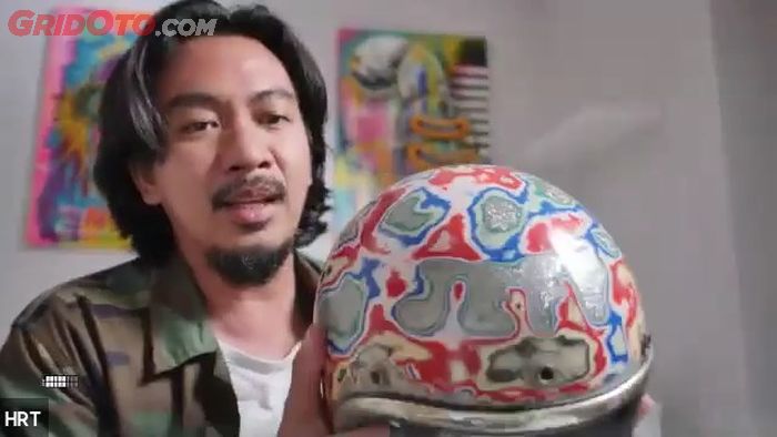 Heret Frasthio dari Elders Company menunjukkan helm vintage merek Buco yang didapatkannya dari seniman ternama, Jeff Decker.