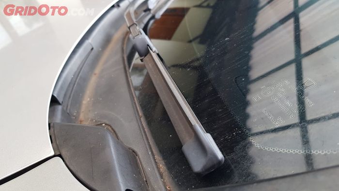 Bilah Wiper Tidak Perlu Diangkat Saat Mobil Jarang Digunakan