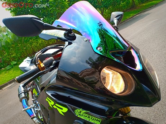 Headlamp asimetris ala BMW S1000RR, ternyata barang originalnya BMW S1000RR!