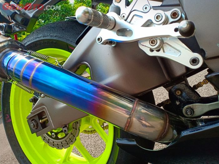 Leheran knalot dibuat custom handmade di modifikasi Honda CBR 150 R ini.