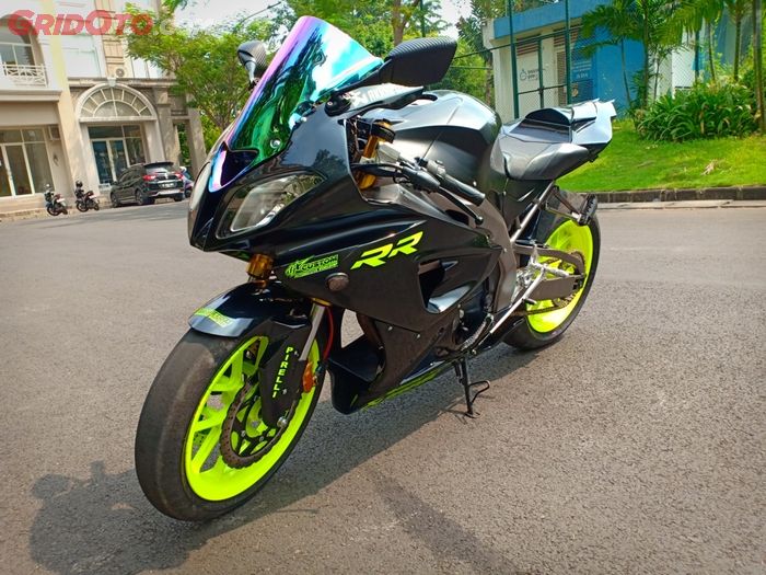 Modifikasi Honda CBR 250 R bertampang BMW S1000RR.