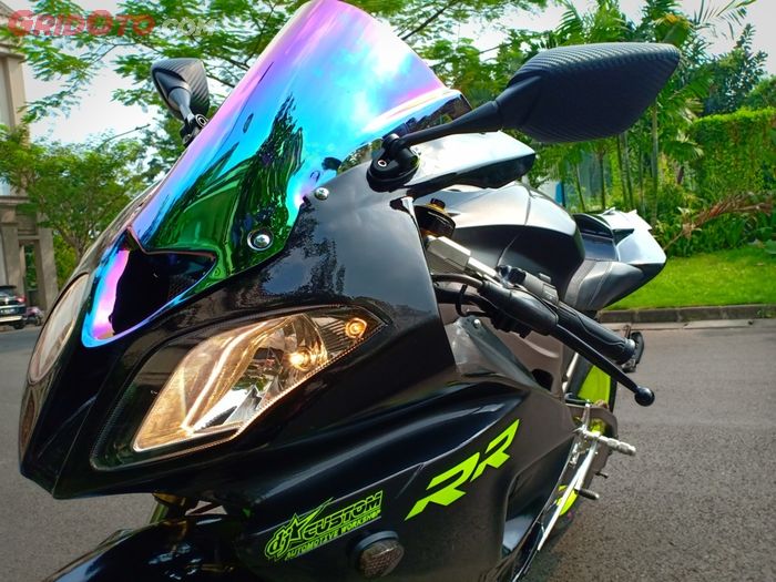 Bagian headlamp dibuat asimetris layaknya BMW S1000RR.