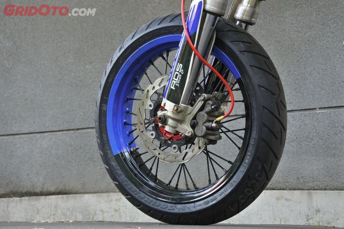 Kaki-kaki depan WR250R garapan Caos Custom.