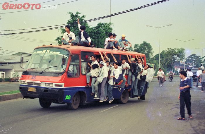 Metromini yang dipakai gelantungan oleh anak SMA sudah jadi pemandangan biasa di tahun 1990an