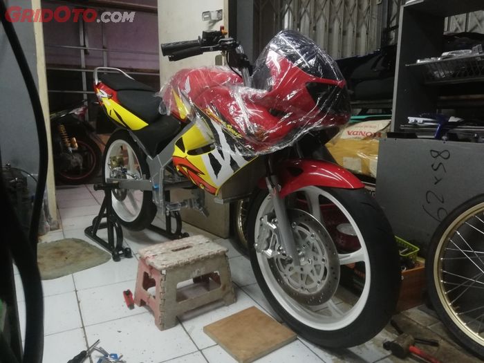 Lanjut ke bagian bodi-bodi orisinil yang sudah berada di tangan Noval dan langsung di pasang.