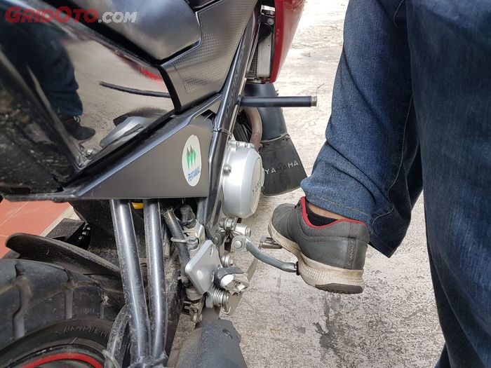 Footstep dilipat untuk memudahkan proses menyalakan motor pakai kick starter