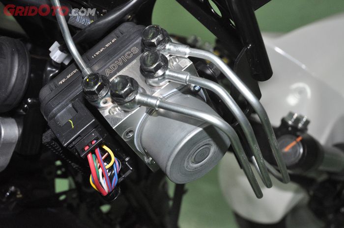 Pada motor matic, modulator ABS terletak di bagian depan 