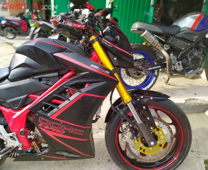 Contoh ketika terpasang di Honda CB150R.