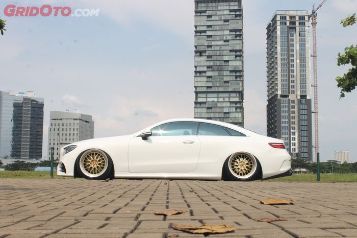 Mercedes E300 coupe AMG tampil kandas ala bagged