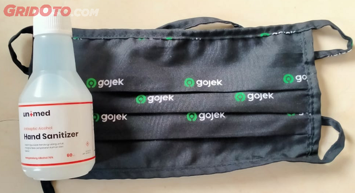 handsanitizer  dan masker 