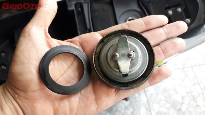 Selalu ganti dengan karet tutup tangki bawaan pabrik