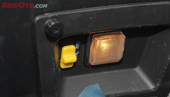 Di bagasi SYM GTS 250i ada tombol pengaman rahasia dan lampu