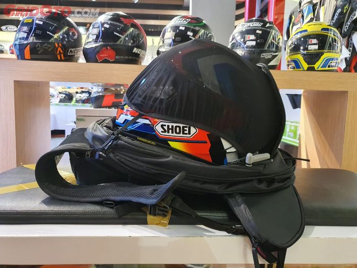 Alpinestars Tech Aero saat membawa helm