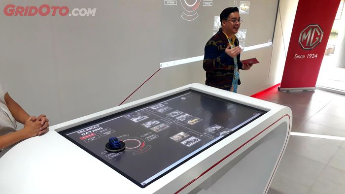 Digital interactive table di showroom MG Motor Indonesia, di The Breeze, BSD, Tangerang