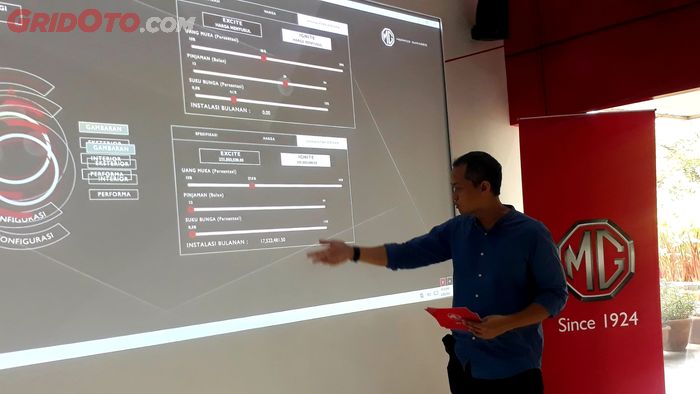 Menghitung cicilan MG ZS Ignite menggunakan layar digital interaktif di showroom MG di Kawasan The Breeze, BSD, Tangerang