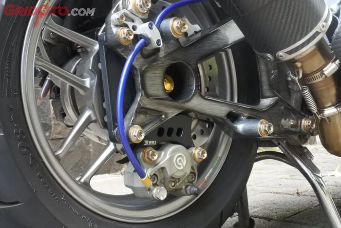 Pengereman dipercaya memakai Brembo, baik depan dan belakang.