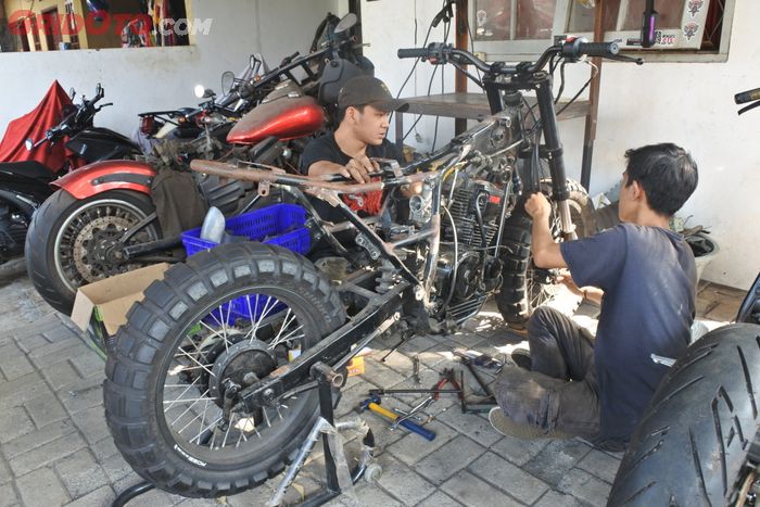 Tim dari Batakastem Workshop sedang menggarap motor custom.