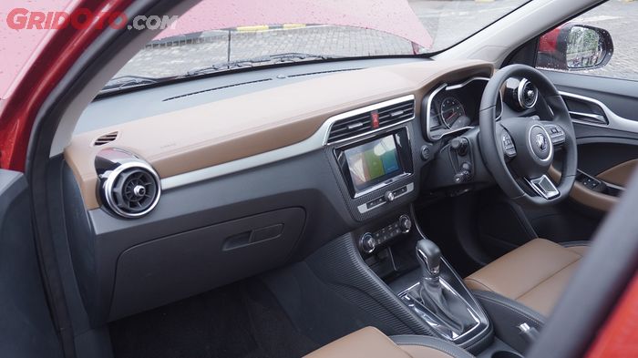 Kompartemen di MG ZS tersedia di dasbor dan konsol pintu